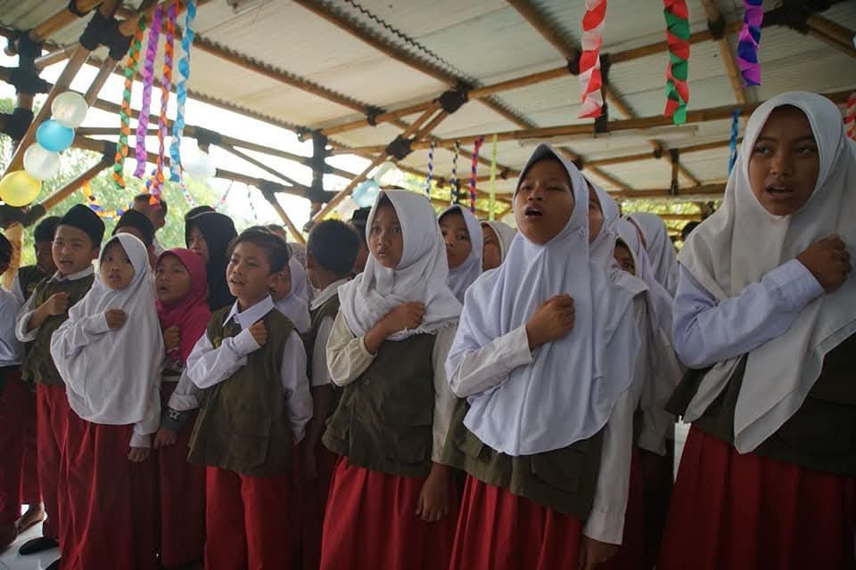 Murid berbaris dan bernyanyi bersama