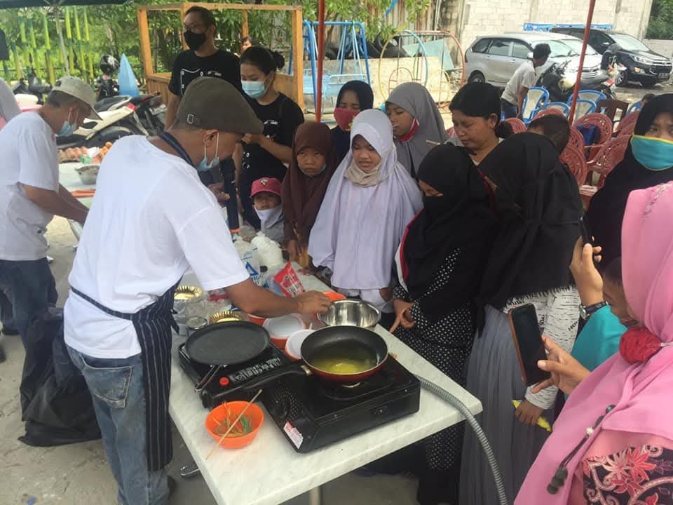 Relawan mengajari murid memasak